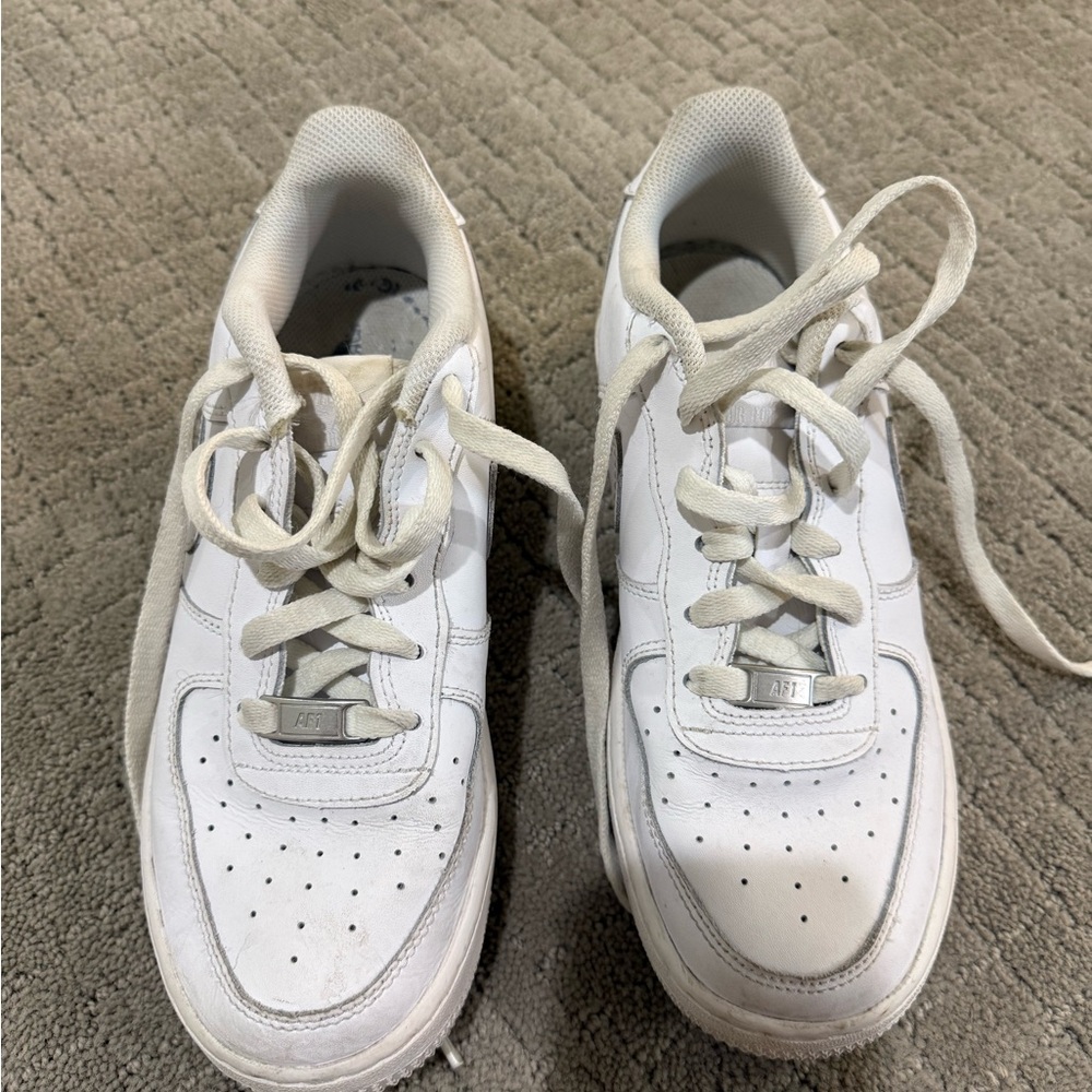 Nike Boys Youth 6.5 shoes